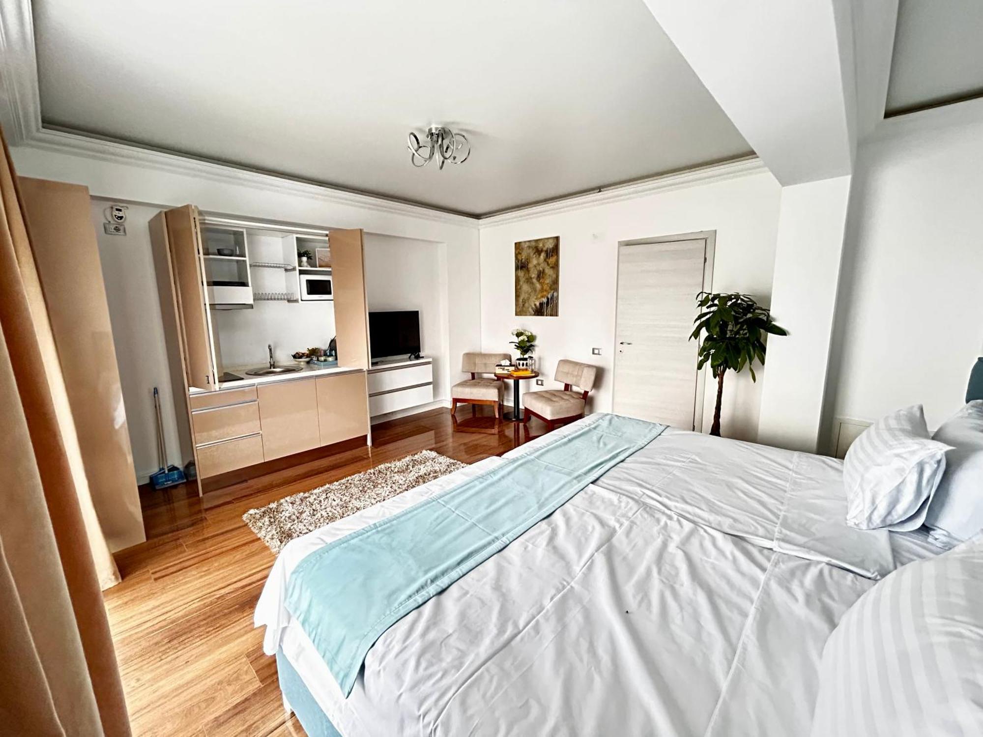 Luna White Tower Apartment Mamaia